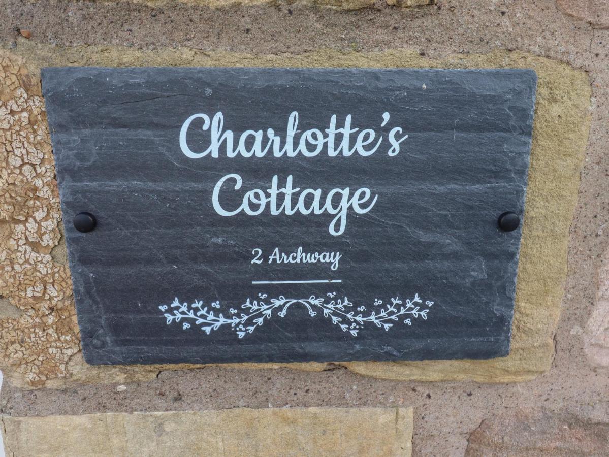 Charlotte'S Cottage Seahouses Exterior photo